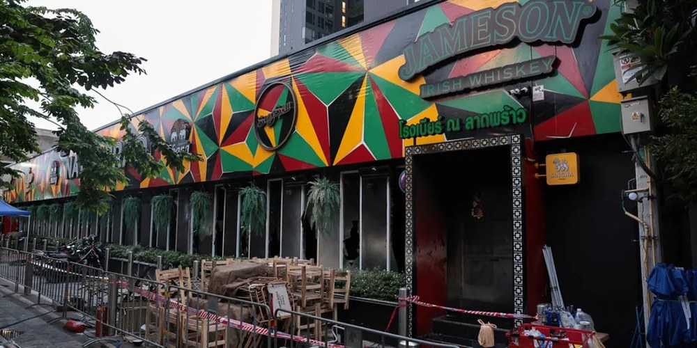 Пошкоджене приміщення пабу Rong Beer Na Lat Phrao після пожежі у Бангкоку