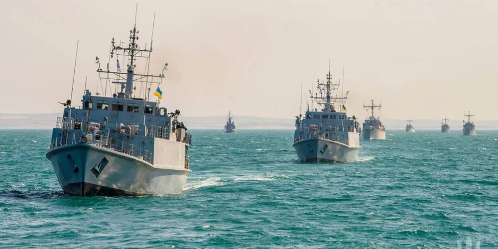 Логотип ВМС ЗС України на тлі морської фази навчань Sea Breeze 2026