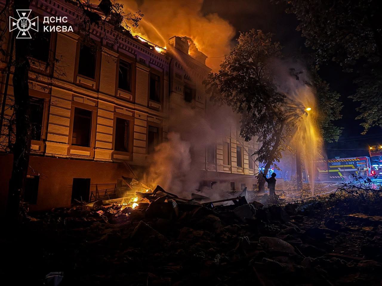 Підрозділи ДСНС на місцях пожеж у Києві після нічної атаки 19 липня 2026 року