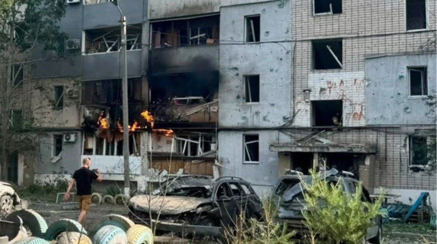 Пошкоджена багатоповерхівка в Павлограді після удару