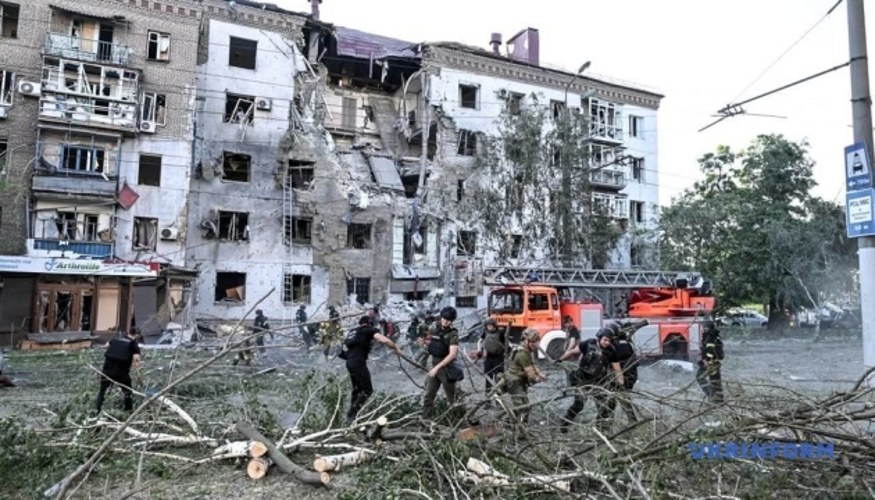Наслідки удару по житловому кварталу Запоріжжя 19 липня: зруйновані два поверхи п'ятиповерхового будинку