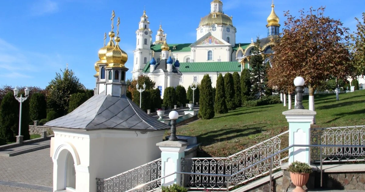 Українські рятувальники біля Успенського собору Києво-Печерської Лаври після удару