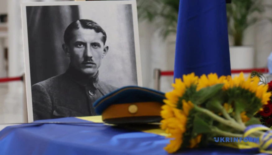 Домовина Євгена Коновальця, вкрита жовто-синім прапором, у Патріаршому соборі УГКЦ 16 серпня 2026 року