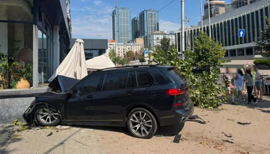 Перекинутий автомобіль BMW на території літньої тераси на Великій Васильківській у Києві