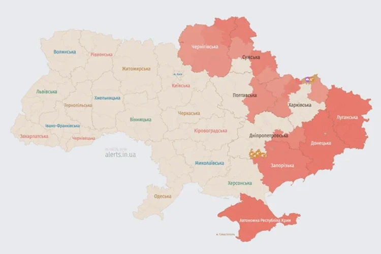 Мапа повітряних тривог України з позначеними областями під час нічної атаки БпЛА 4 серпня 2026 року