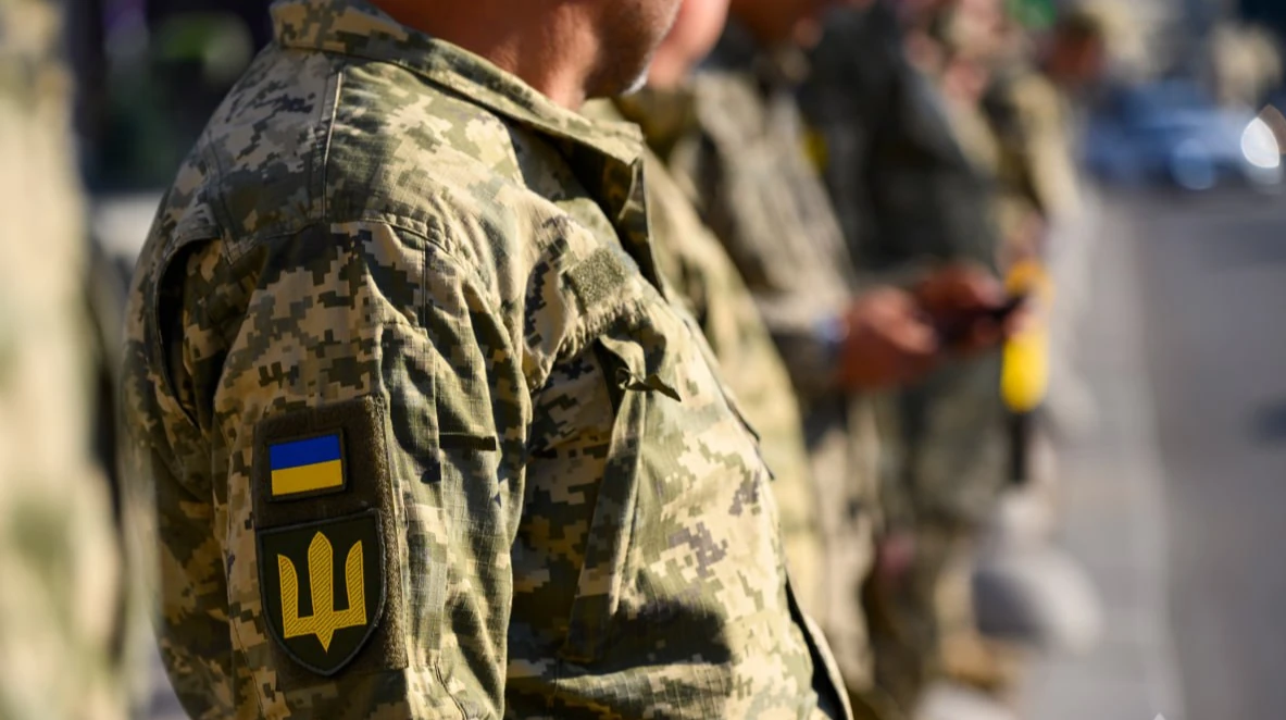 Військовослужбовці Збройних сил України у польових умовах на тлі техніки