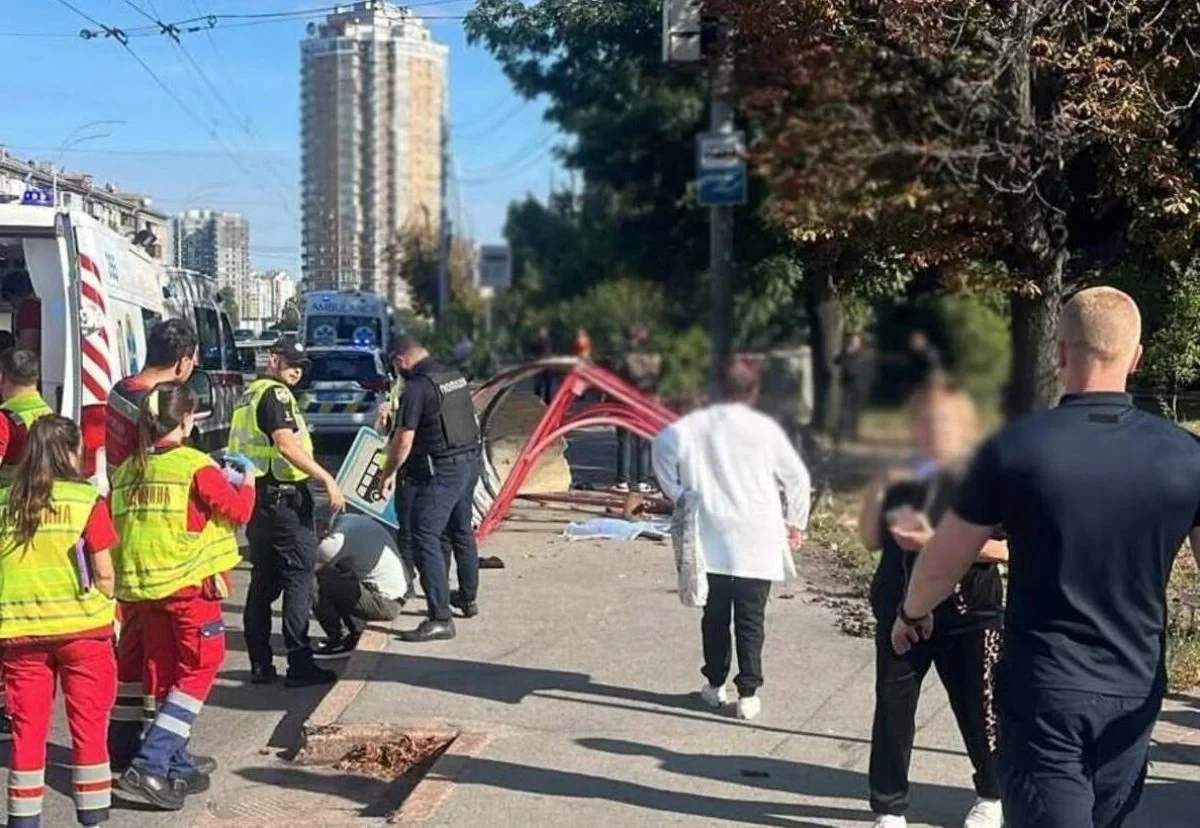 Місце ДТП на Чоколівському бульварі у Києві: автомобіль Volkswagen та маршрутний автобус біля зупинки громадського транспорту