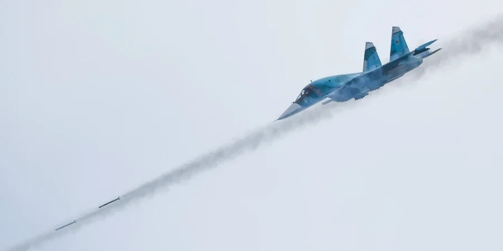 Супутниковий знімок аеродрому «Ахтубінськ» з наслідками ураження бомбардувальника Су-34, розливом палива та вигорілою травою.