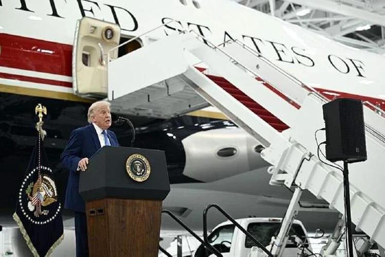 Кейтерингова вантажівка піднята до рівня дверей літака Air Force One в аеропорту