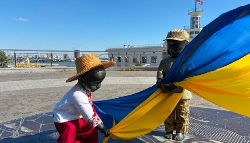 Скульптури малюків-засновників Києва Кия, Щека, Хорива та Либідь у святкових вишитих сорочках на Поштовій площі