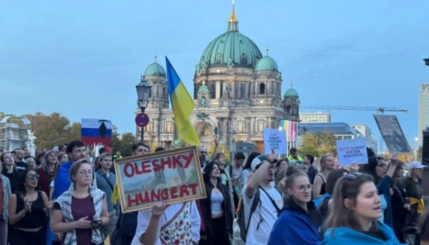 Колона учасників маршу у Берліні з плакатами на підтримку жителів Олешок