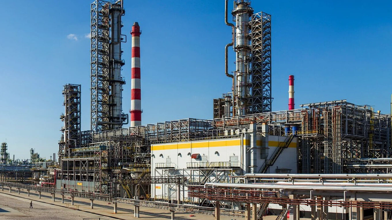 Росія звинуватила Україну в ударах по двох НПЗ: Банкова відповіла