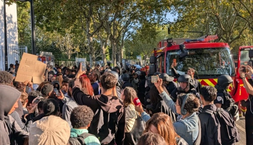 Поліція біля ліцею під час протестів учнів у Франції (фото: AA)