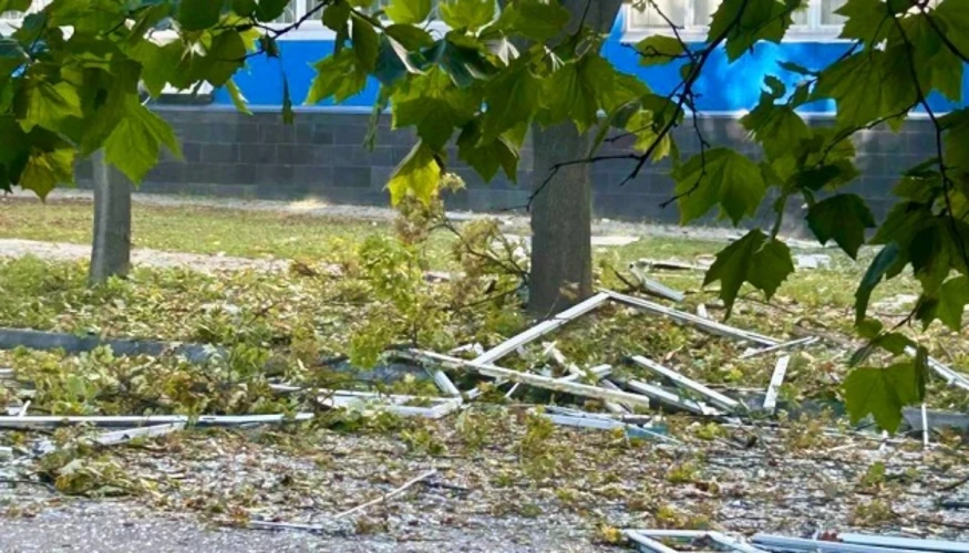 Пожежа на місці удару по будівлі компанії зв'язку у середмісті Дніпра